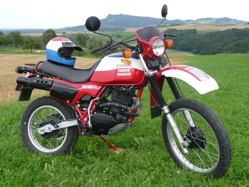 La Honda XLR 500 Paris Dakar, rouge et blanche dans les champs.