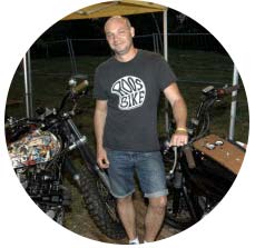 Loïc Arnoud Roosbike sur un stand de motos custom